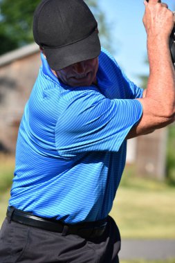 Emekli Erkek Golfçü Golf Club Golf Swing ile Çalışma