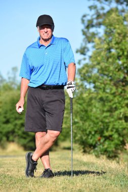 Emekli Erkek Golfçü Golf Kulübü Pozisyonu