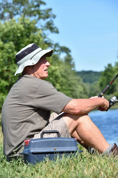 Sentado Retiree Masculino Pescador com Rod e pesca do carretel — Fotografia de Stock