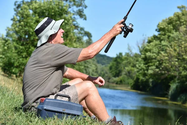 Adulto Masculino Pescador E Excitação Com Rod E Carretel Casting Rod — Fotografia de Stock