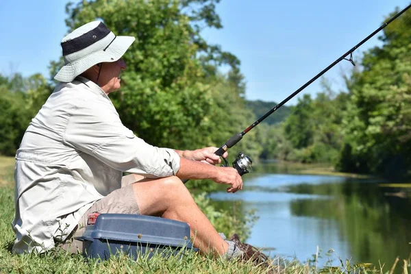 Velho aposentado ao ar livre descansando com pesca Rod Pesca — Fotografia de Stock