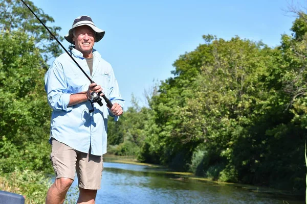 Sorridente vecchio pensionato pescatore maschio con pesca Rod — Foto Stock