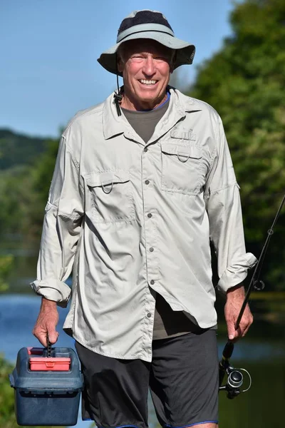 Щасливий старший чоловік у відставці з рибальством стрижень риболовлі — стокове фото