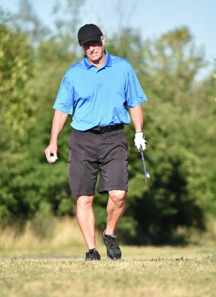 Gepensioneerde mannelijke golfer en geluk met Golf Club op golfbaan — Stockfoto