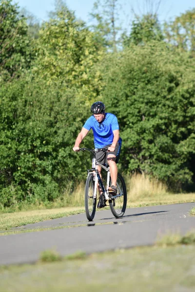 Adulto atleta masculino y la soledad con casco de montar en bicicleta — Foto de Stock