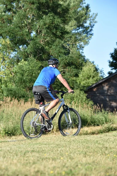 Bicicleta ciclista masculina haciendo ejercicio — Foto de Stock