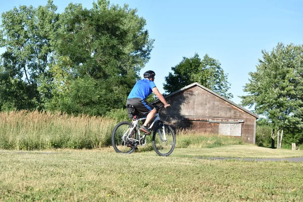 자전거를 타고 밖으로 운동 하는 운동 남자 — 스톡 사진