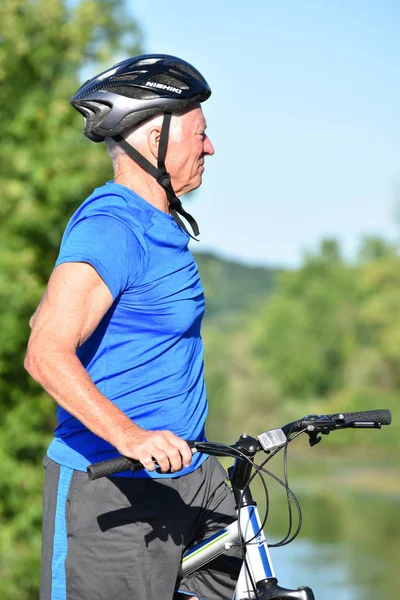 Ciclista masculino bicicleta de montar relajante — Foto de Stock