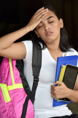 Baş ağrısı olan kız öğrenci