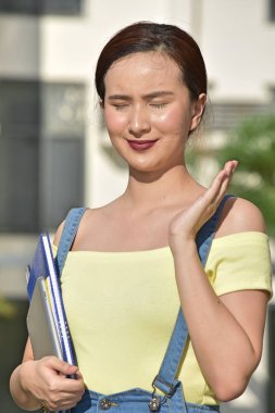 Kız öğrenci kitapları ile kapalı gözlerle