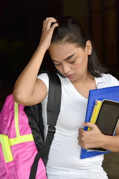 Niedliche Minderheitenschülerin unter Stress mit Büchern — Stockfoto