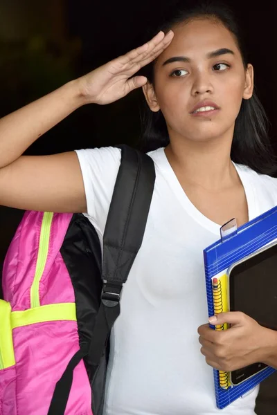 Rozkošná menšinová studentka Salutující — Stock fotografie