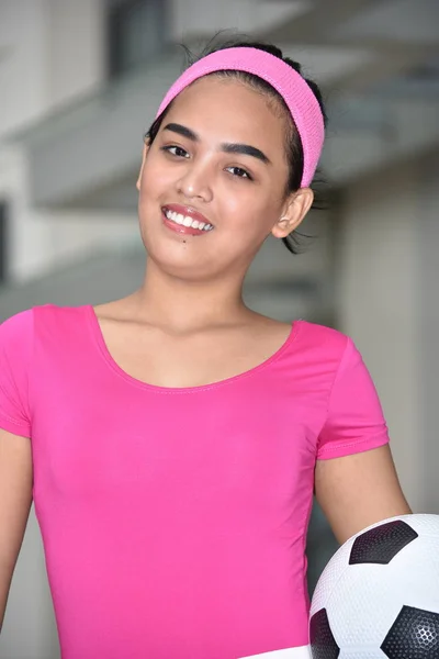 S úsměvem atletická ženská fotbalová hráčka s fotbalovým míčkem — Stock fotografie