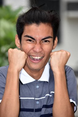 Genç Asyalı Erkek ve Öfke