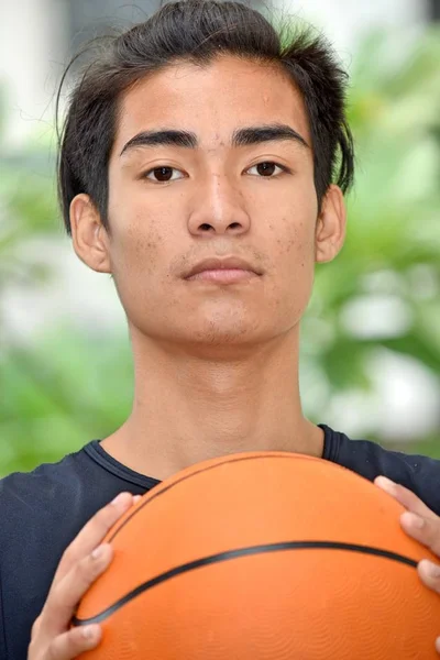 Unemotional asiatisk person med basket — Stockfoto