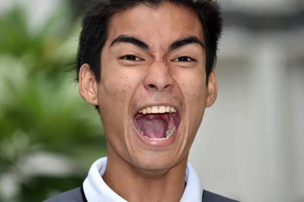 En asiatisk person skrattar — Stockfoto