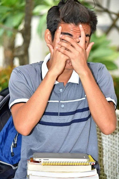 Позорный молодой филиппинский человек с блокнотами — стоковое фото