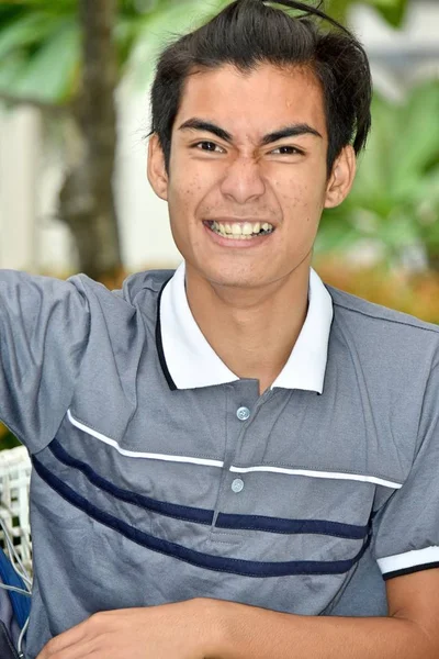 Usměvavý mladý muž student — Stock fotografie