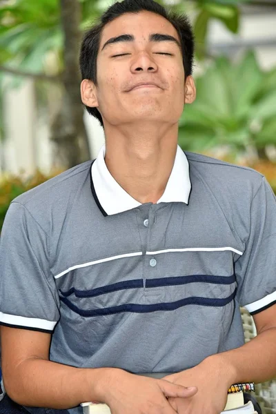 Φιλιππινέζικα αρσενικό φοιτητής αναρωτιέται με φορητούς υπολογιστές — Φωτογραφία Αρχείου