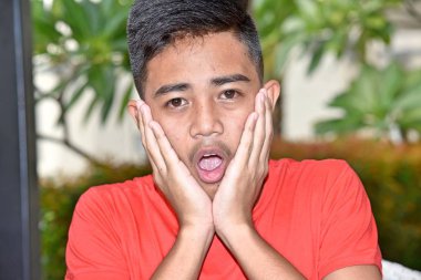 Bir Ürkmüş Filipinli Kişi