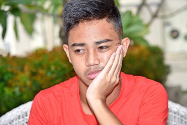 Mutsuz İyi Görünümlü Azınlık Çocuk Gençlik