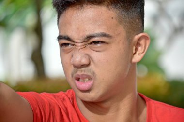 Bir üzgün farklı kişi