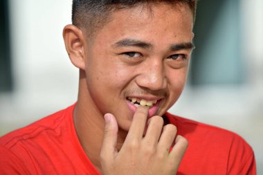 Ürkek Yakışıklı Azınlık Erkek