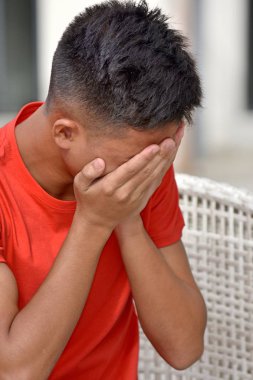 Bir Utanmış Asyalı Çocuk