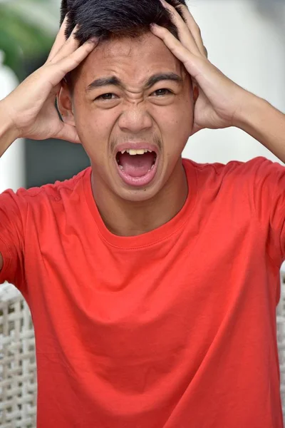 Молодой филиппинский мужчина в состоянии стресса — стоковое фото