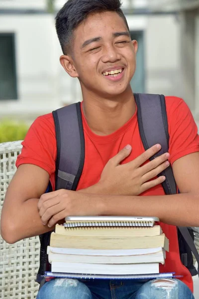 Un chico estudiante riéndose — Foto de Stock