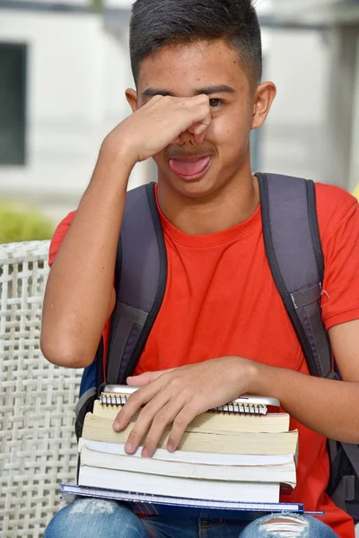 Niño estudiante y olor con libros —  Fotos de Stock