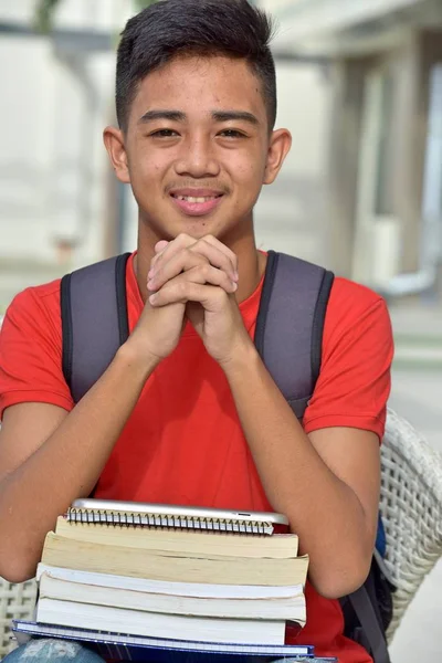 Joven estudiante filipino en oración — Foto de Stock