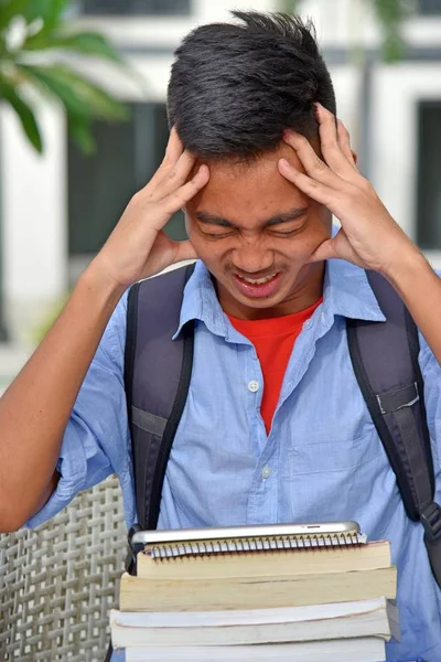 Stressreicher Schüler mit Notizbüchern — Stockfoto