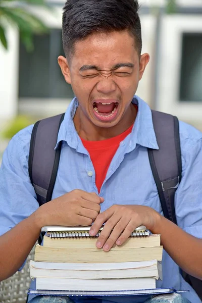 Estudiante de la minoría universitaria estresada con cuadernos —  Fotos de Stock