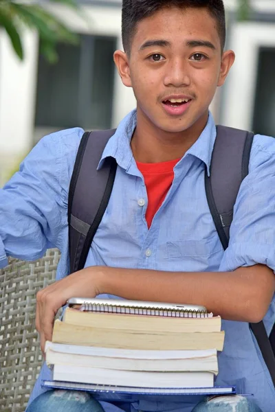 Hübsch asiatisch junge student lächelnd — Stockfoto