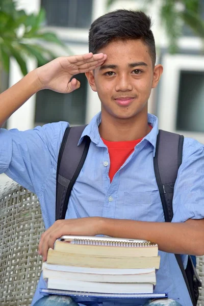 Estudiante masculino saludando con cuadernos — Foto de Stock
