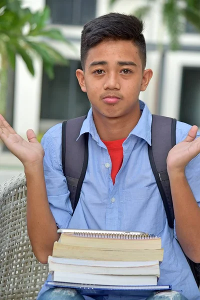 Filipino Boy Student e indecisão com cadernos — Fotografia de Stock