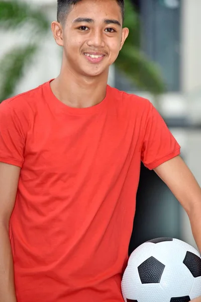 Asiatique mâle joueur de football sourire avec ballon de football — Photo