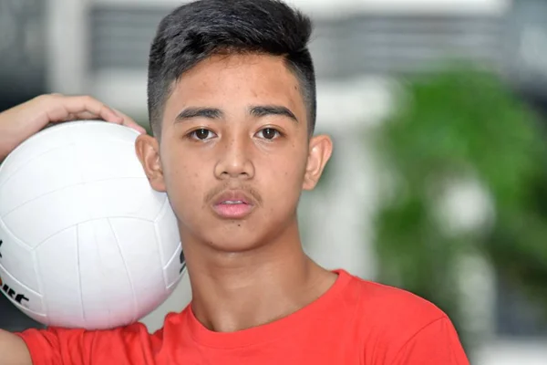 Joueur de volley-ball masculin sans émotions avec volley-ball — Photo