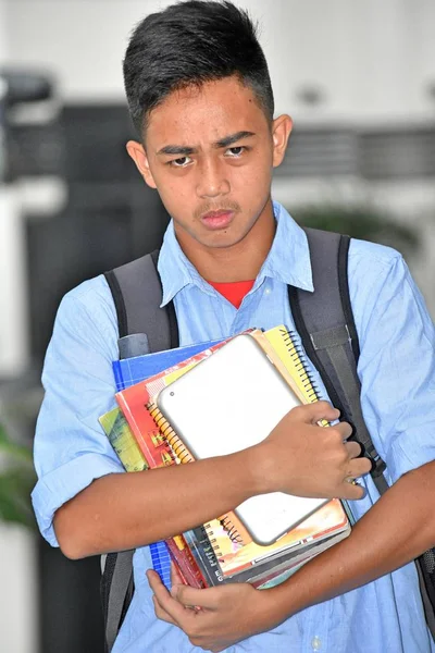 Unglücklicher junger philippinischer Mensch mit Notizbüchern — Stockfoto
