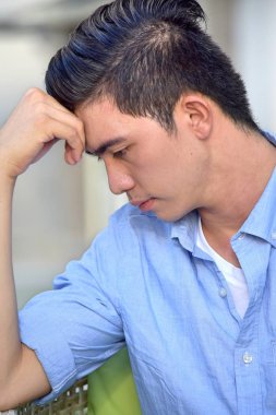 Yakışıklı Filipinli Kişi Bir Karar verme