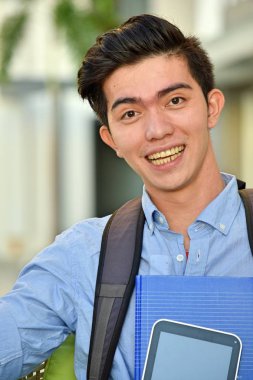 Kitaplar ile Gülümseyen Genç Asyalı Erkek Öğrenci