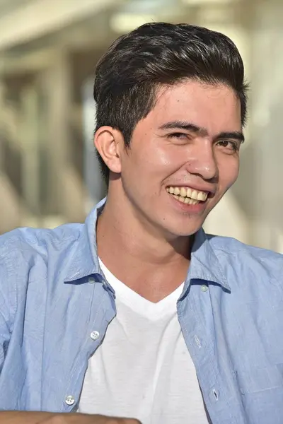 Młody Filipino mężczyzna uśmiech — Zdjęcie stockowe