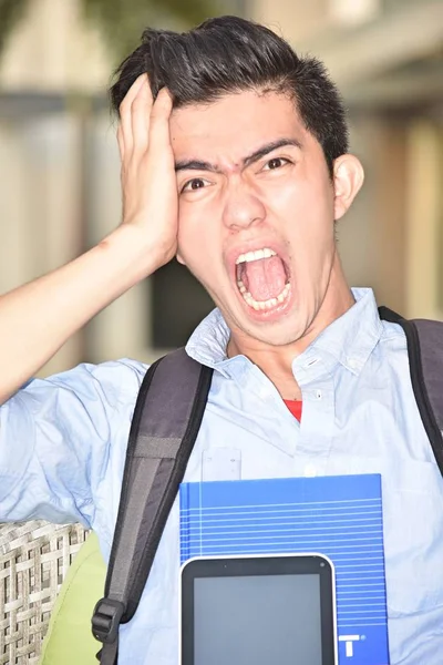 Молодой студент в состоянии стресса — стоковое фото
