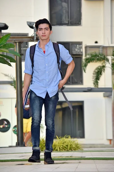 Schüler einer ernsthaften College-Minderheit laufen auf dem Campus — Stockfoto