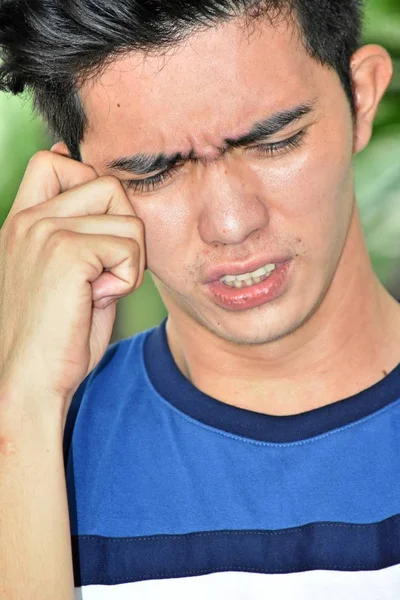 Una persona asiática llorosa — Foto de Stock