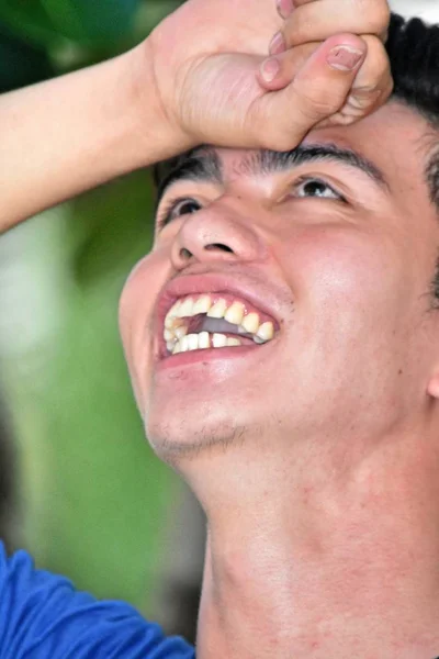 Филиппинский мужчина и смех — стоковое фото