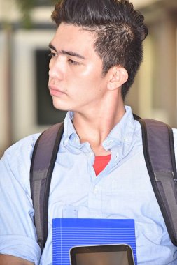 Ciddi erkek öğrenci