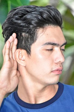 Yakışıklı Azınlık Erkek Dinleme