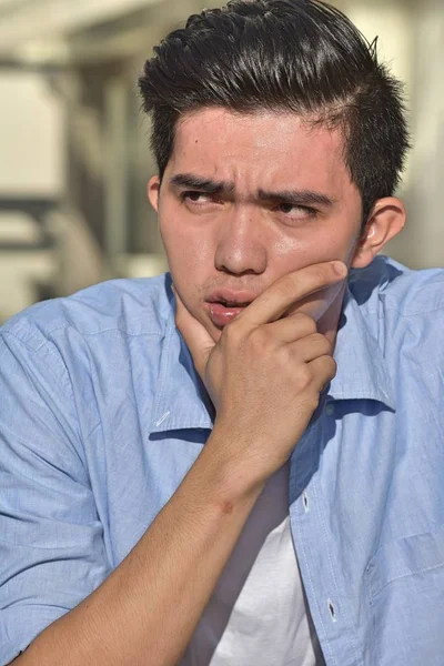 Joven macho tomando una decisión —  Fotos de Stock